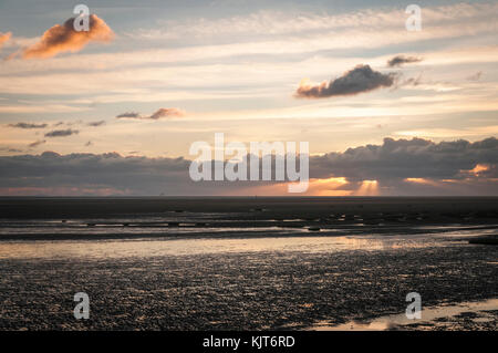 Sonnenuntergang über dem Strand Weite und Pools in Richtung der Irischen See von der Küste von Fairhaven, Lytham St Annes, Lancashire, England. 12. November 2017. Stockfoto