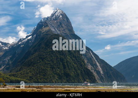 Mitre Peak auf der Südinsel in Neuseeland mit einem der Ausflugsschiffe im Vordergrund. 18. November 2007. Stockfoto