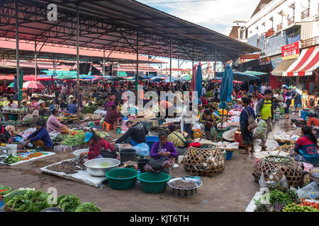 Pakse, Laos, 24. November 2017: Menschen auf dem großen lokalen Markt in Pakse, Laos, am 24. November 2017. Stockfoto