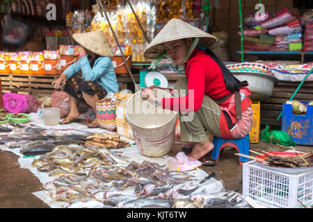 Pakse, Laos, 24. November 2017: Menschen auf dem großen lokalen Markt in Pakse, Laos, am 24. November 2017. Stockfoto