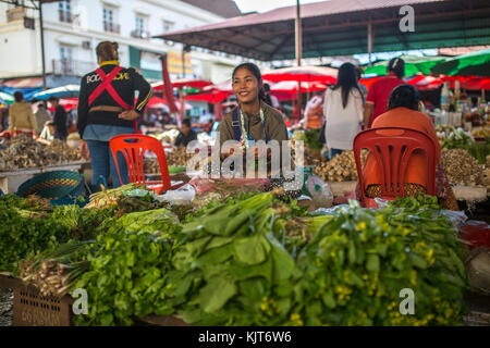 Pakse, Laos, 24. November 2017: Menschen auf dem großen lokalen Markt in Pakse, Laos, am 24. November 2017. Stockfoto