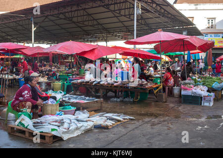 Pakse, Laos, 24. November 2017: Menschen auf dem großen lokalen Markt in Pakse, Laos, am 24. November 2017. Stockfoto