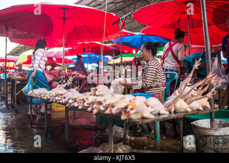 Pakse, Laos, 24. November 2017: Menschen auf dem großen lokalen Markt in Pakse, Laos, am 24. November 2017. Stockfoto