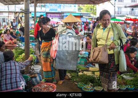 Pakse, Laos, 24. November 2017: Menschen auf dem großen lokalen Markt in Pakse, Laos, am 24. November 2017. Stockfoto