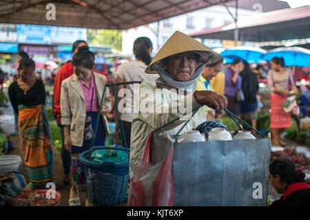 Pakse, Laos, 24. November 2017: Menschen auf dem großen lokalen Markt in Pakse, Laos, am 24. November 2017. Stockfoto