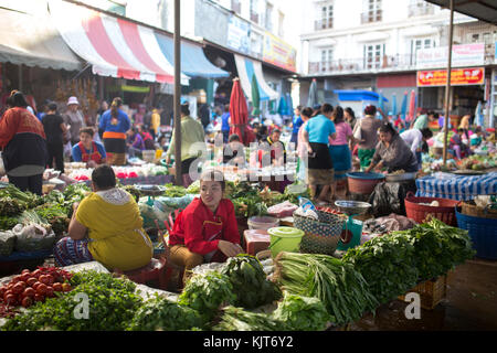 Pakse, Laos, 24. November 2017: Menschen auf dem großen lokalen Markt in Pakse, Laos, am 24. November 2017. Stockfoto