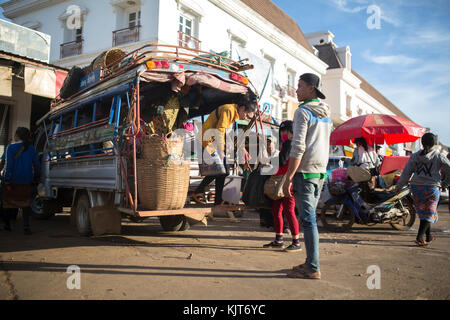 Pakse, Laos, 24. November 2017: Menschen auf dem großen lokalen Markt in Pakse, Laos, am 24. November 2017. Stockfoto