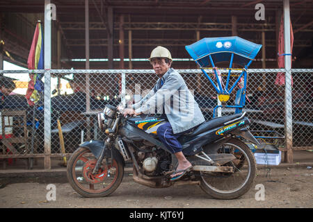 Pakse, Laos, 24. November 2017: Menschen auf dem großen lokalen Markt in Pakse, Laos, am 24. November 2017. Stockfoto