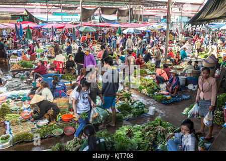 Pakse, Laos, 24. November 2017: Menschen auf dem großen lokalen Markt in Pakse, Laos, am 24. November 2017. Stockfoto