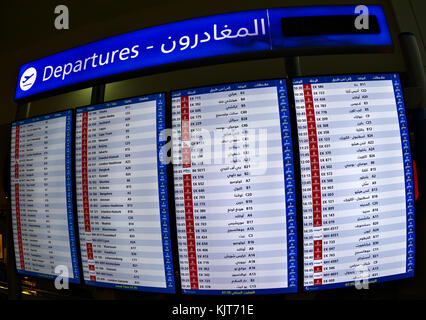 DUBAI AIRPORT, VAE - 13. August: Abflugplan am Flughafen Dubai, VAE am 13. August 2017 Stockfoto