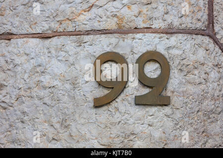 Kupfer Nr. 99 (ninetynine) auf einem Gebäude in Barcelona, Spanien Stockfoto
