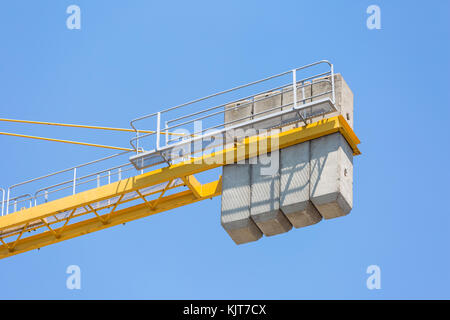 Konkrete massives Gegengewicht von einem Kran auf Blue Clear Sky Stockfoto