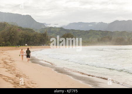 Junges Paar entlang Hanalei Bay Beach auf der Insel Kauai, Hawaii Stockfoto