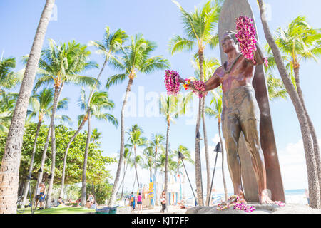 Duke Kahanamoku (Surfen Legende) Statue am Strand von Waikiki, Honolulu, Hawaii, USA Stockfoto