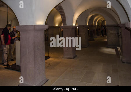 Hildesheimer Dom offiziell die Kathedrale Maria Himmelfahrt ist eine mittelalterliche Römisch-katholische Kathedrale in der Innenstadt von Hildesheim. Stockfoto