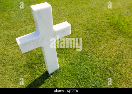 Weißes Kreuz für einen unbekannten Soldaten auf dem amerikanischen Soldatenfriedhof in Colleville-sur-Mer, Normandie, Frankreich: "Hier ruht in Ehre, Herrlichkeit ein Genosse in den Armen k Stockfoto