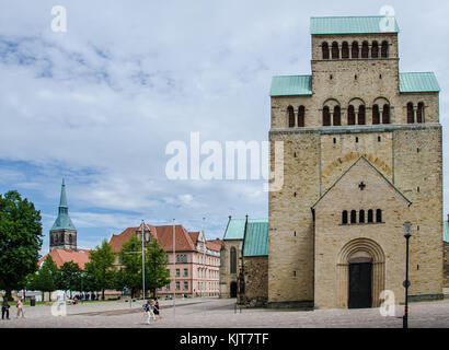 Hildesheimer Dom offiziell die Kathedrale Maria Himmelfahrt ist eine mittelalterliche Römisch-katholische Kathedrale in der Innenstadt von Hildesheim. Stockfoto