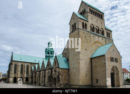 Hildesheimer Dom offiziell die Kathedrale Maria Himmelfahrt ist eine mittelalterliche Römisch-katholische Kathedrale in der Innenstadt von Hildesheim. Stockfoto