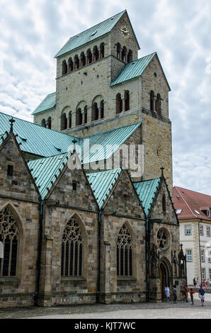 Hildesheimer Dom offiziell die Kathedrale Maria Himmelfahrt ist eine mittelalterliche Römisch-katholische Kathedrale in der Innenstadt von Hildesheim. Stockfoto