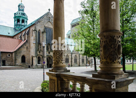 Hildesheimer Dom offiziell die Kathedrale Maria Himmelfahrt ist eine mittelalterliche Römisch-katholische Kathedrale in der Innenstadt von Hildesheim. Stockfoto