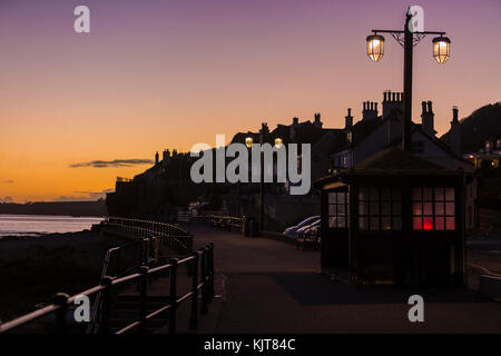 Sidmouth Esplanade am Abend im November 2017. Stockfoto