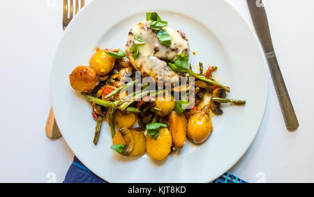 Gehacktes Steak mit geschmolzenem Käse und Gemüse Stockfoto