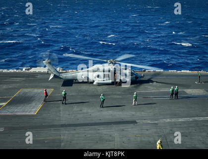 U.S. Navy Matrosen bereiten einem MH-60R Sea Hawk Hubschrauber, von der "Wolf Pack" von Hubschrauber Maritime Strike Sq zu starten Stockfoto