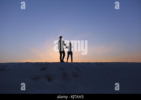 Liebhaber laufen aufeinander zu, und Strudel auf sandigen Hügel in der Wüste Stockfoto