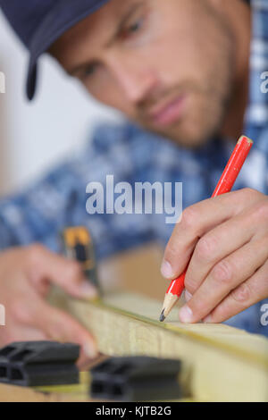 Tischler Projekt plant und schreibt an Zeichnungen im workshop Stockfoto