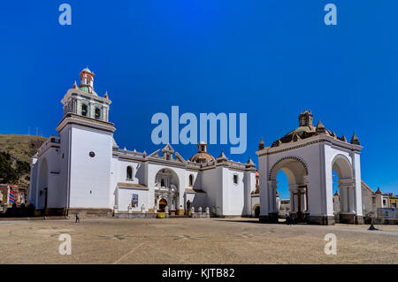 Foto im August 2017 in Copacabana Bolivien, Südamerika: Basilika Unserer Lieben Frau von Copacabana Titicacasee getroffen Stockfoto