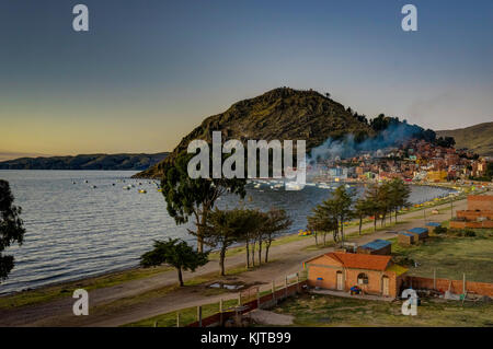 Foto im August 2017 in Copacabana Bolivien, Südamerika: Sonnenuntergang Blick über Copacabana Bolivien Titicacasee getroffen Stockfoto