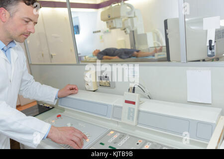 Männlicher Arzt mittels MRT-Gerät im Krankenhaus Stockfoto