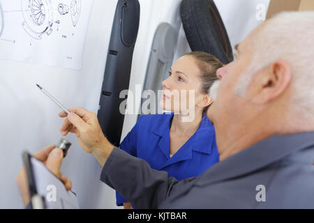 Ingenieur und weiblichen Lehrling Arbeiten am Design Struktur Stockfoto