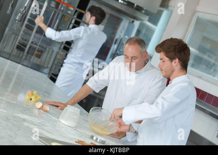 Küchenchef typenschild von einem seiner Lehrlinge in der Küche Stockfoto