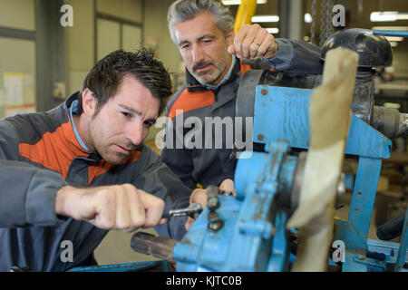 Zwei mittleren Alters die Ingenieure im Werk Stockfoto