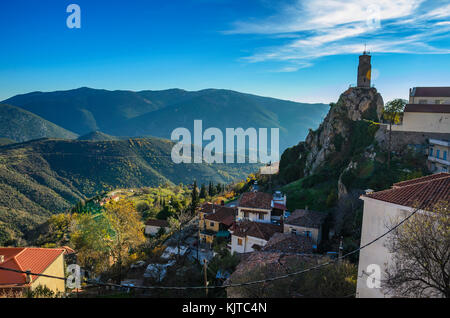 Arachova Dorf ist berühmt für seine Panoramaaussicht, bergauf, kleine Häuser und die gepflasterten Straßen eine malerische Architektur an parnassos Berg zeigen Stockfoto