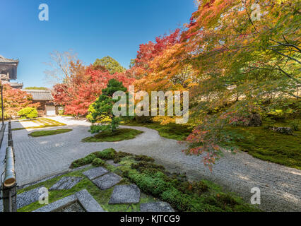 Herbstlaub Herbstlaub an Tenjuan Tempel geharkter Kies Rock Garden. Der subtemple Nanzenji. In Kyoto, Kyoto, Japan. Stockfoto