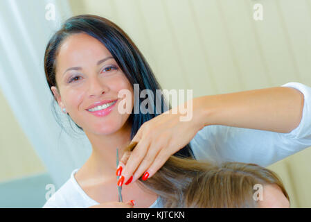 Freundliche friseur Haare schneiden Stockfoto