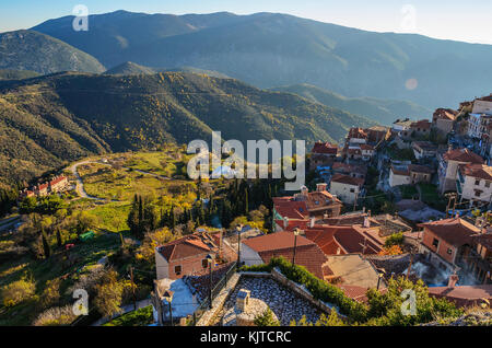 Arachova Dorf ist berühmt für seine Panoramaaussicht, bergauf, kleine Häuser und die gepflasterten Straßen eine malerische Architektur an parnassos Berg zeigen Stockfoto