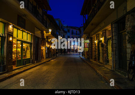 Arachova Dorf ist berühmt für seine Panoramaaussicht, bergauf, kleine Häuser und die gepflasterten Straßen eine malerische Architektur an parnassos Berg zeigen Stockfoto