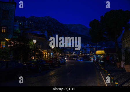 Arachova Dorf ist berühmt für seine Panoramaaussicht, bergauf, kleine Häuser und die gepflasterten Straßen eine malerische Architektur an parnassos Berg zeigen Stockfoto