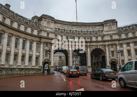 Admiralty Arch ist ein Wahrzeichen Gebäude in London, beinhaltet einen Torbogen mit Straße und Fußgänger zwischen der Mall und dem Trafalgar Squa Stockfoto