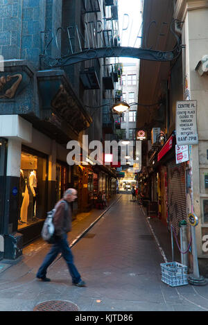 Outdoor Dining und Cafe's Ausrichten auf Zentrum Ort Flinders Gasse im Herzen von Melbournes CBD Victoria Australien Stockfoto