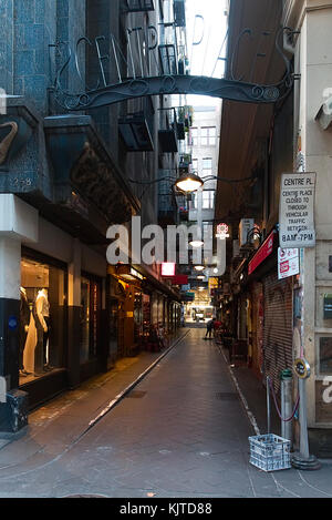 Outdoor Dining und Cafe's Ausrichten auf Zentrum Ort Flinders Gasse im Herzen von Melbournes CBD Victoria Australien Stockfoto