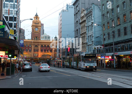 Melbourne Tram Terminal am Bahnhof Flinders Street auf der Elizabeth Street Melbourne, Australien Stockfoto