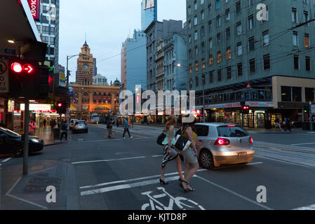 Melbourne Tram Terminal am Bahnhof Flinders Street auf der Elizabeth Street Melbourne, Australien Stockfoto