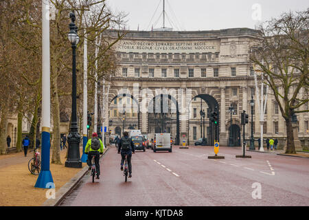 Admiralty Arch ist ein Wahrzeichen Gebäude in London, beinhaltet einen Torbogen mit Straße und Fußgänger zwischen der Mall. Stockfoto