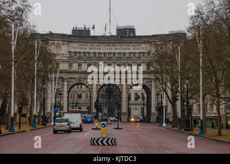 Admiralty Arch ist ein Wahrzeichen Gebäude in London, beinhaltet einen Torbogen mit Straße und Fußgänger zwischen der Mall. Stockfoto