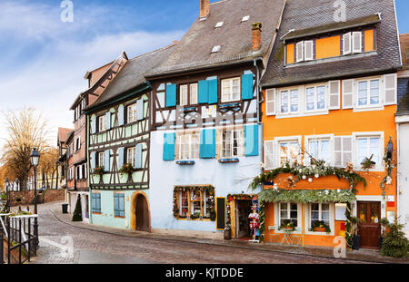 Alte Straße für Weihnachten dekoriert im historischen Zentrum von Colmar, Frankreich. Stockfoto
