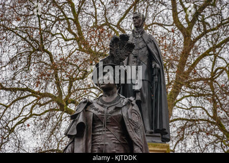 Memorial Statue von Queen Elizabeth (die Königin Mutter) und König George VI. Die Statuen sind in der Mall in der Nähe von Royal College von Pathologen gelegen. Lon Stockfoto